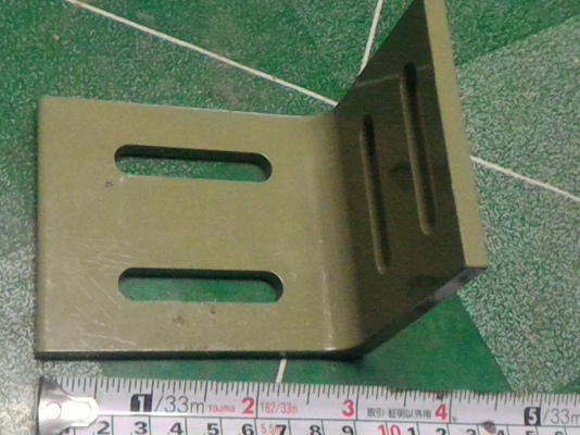 เหล็กฉากประกบเสริมความแข็งแรงให้กับโครงสร้างต่างๆ ทำสำเจ็จรูปแล้วเจาะรูทำสีอย่างดี