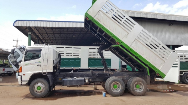 ขาย 10 ล้อดั้ม HINO MEGA 320 ปี 49 EURO 2 ดั้มสามมิตร มีระบบลากพ่วง เครื่องเดิม P11C 320 แรงม้า เกียร์เดิม คัสซีสวยตลอดเส้น ยางเต็ม ทะเบียนพร้อมโอน