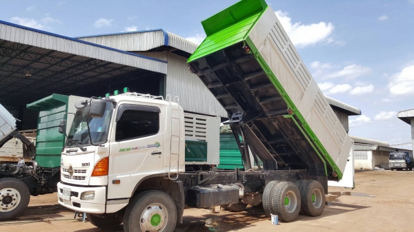 ขาย 10 ล้อดั้ม HINO MEGA 320 ปี 49 EURO 2 ดั้มสามมิตร มีระบบลากพ่วง เครื่องเดิม P11C 320 แรงม้า เกียร์เดิม คัสซีสวยตลอดเส้น ยางเต็ม ทะเบียนพร้อมโอน