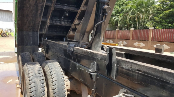 ขาย 10 ล้อดั้ม HINO MEGA 320 ปี 49 EURO 2 ดั้มสามมิตร มีระบบลากพ่วง เครื่องเดิม P11C 320 แรงม้า เกียร์เดิม คัสซีสวยตลอดเส้น ยางเต็ม ทะเบียนพร้อมโอน