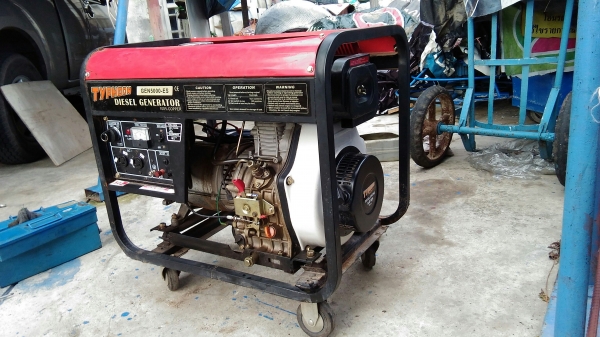 ขายเครื่องปั่นไฟดีเซล 5000es 220v สตาร์ทมือมีล้อเข็ญมี คลิปติดเครื่องให้ดูครับ
