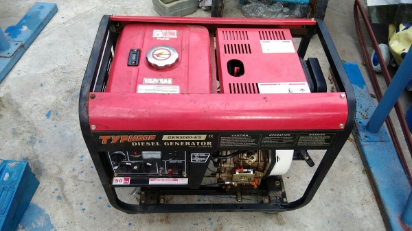 ขายเครื่องปั่นไฟดีเซล 5000es 220v สตาร์ทมือมีล้อเข็ญมี คลิปติดเครื่องให้ดูครับ