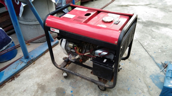 ขายเครื่องปั่นไฟดีเซล 5000es 220v สตาร์ทมือมีล้อเข็ญมี คลิปติดเครื่องให้ดูครับ