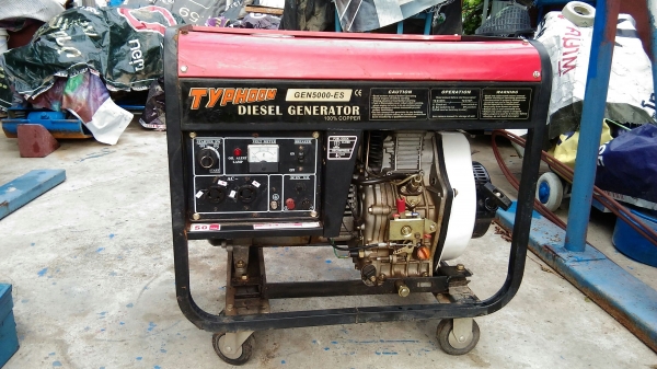 ขายเครื่องปั่นไฟดีเซล 5000es 220v สตาร์ทมือมีล้อเข็ญมี คลิปติดเครื่องให้ดูครับ
