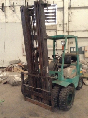 +++ ขายโฟล์คลิฟท์  MITSUBISHI FG25  ขนาด  2.5  ตัน  เครื่องยนต์เบนซิน  เสา  6  เมตร  เกียร์ออโตเมดิค  ล้อหน้าคู่  งา 1,220  มม.