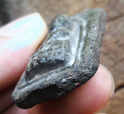 หลวงปู่ทวด วัดช้างไห้ พิมพ์หลังเจดีย์ ขอบเห็นมวลสารชัดเจน พระเก่าพระแท้