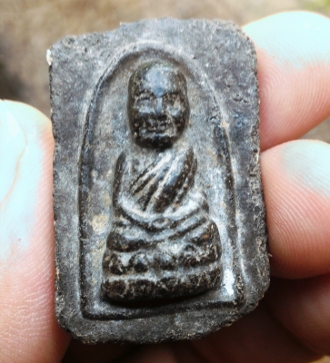 หลวงปู่ทวด วัดช้างไห้ พิมพ์หลังเจดีย์ ขอบเห็นมวลสารชัดเจน พระเก่าพระแท้