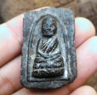 หลวงปู่ทวด วัดช้างไห้ พิมพ์หลังเจดีย์ ขอบเห็นมวลสารชัดเจน พระเก่าพระแท้