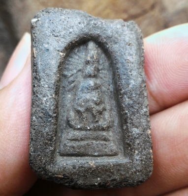 หลวงปู่ทวด วัดช้างไห้ พิมพ์หลังเจดีย์ ขอบเห็นมวลสารชัดเจน พระเก่าพระแท้