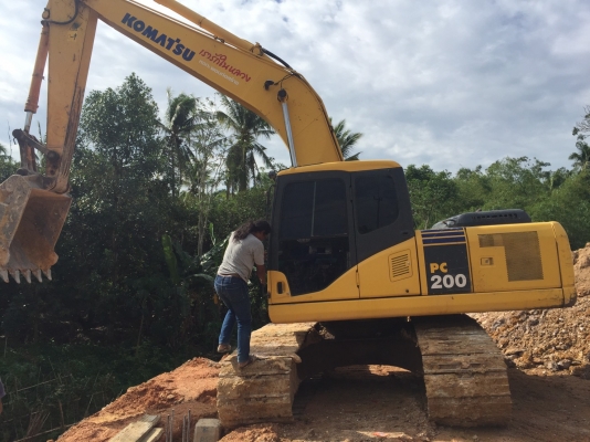 ขายรถแบคโฮ KOMATSU PC200-7 เอกสารเล่มทะเบียน 11000 ชม.ราคา 1750000