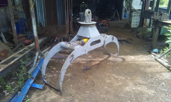 ขายคีบไม้  ยูคา    รับติดตั้งกับรถคีบอ้อย ต่อรองได้