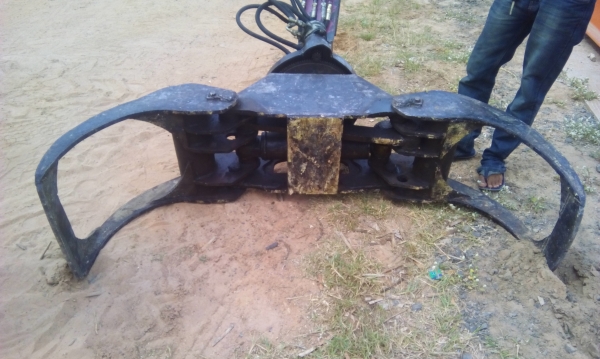 ขายคีบไม้  ยูคา    รับติดตั้งกับรถคีบอ้อย ต่อรองได้