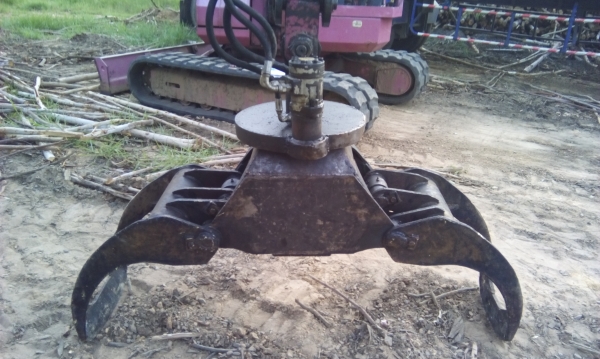 ขายคีบไม้  ยูคา    รับติดตั้งกับรถคีบอ้อย ต่อรองได้