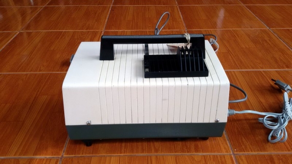 ขายเครื่องฉายสไลด์ จากตู้ยุโรป 2 เครื่อง