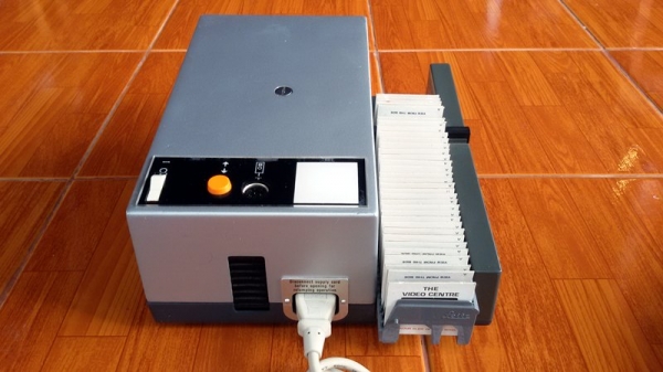 ขายเครื่องฉายสไลด์ จากตู้ยุโรป 2 เครื่อง