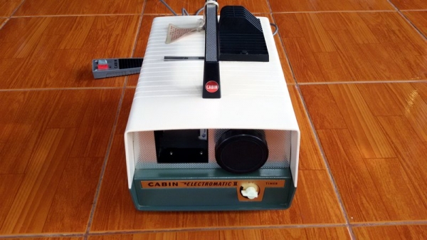 ขายเครื่องฉายสไลด์ จากตู้ยุโรป 2 เครื่อง