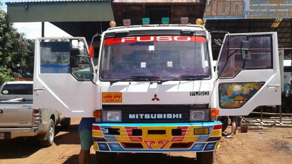 ขายรถดั้ม2เพลา FN527 TF5425 เครื่อง220เทอร์โบ พ.เพาเวอร์ เบรกจิฟฟี่ ภายในสวย เกียร์โลฮาย10สปีด เบรกใหญ่ เอกสารถูกต้อง เล่มทะเบียนพร้อมโอน ราคา890,000 สนใจโทร 090-8588220คุณนะ 093-3258446คุณบิว หรือเข้าดูสินค้าอื่นๆได้ที่ www.narong2truck.com หรือ www.truc