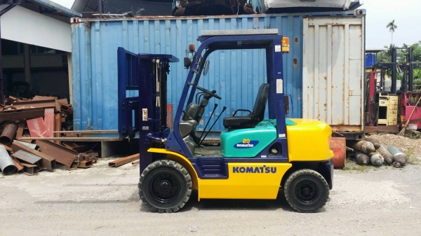+++ ขายโฟล์คลิฟท์  KOMATSU FD20-12  ขนาด  2  ตัน  เครื่องยนต์ดีเซล  เสา  3  เมตร ไซด์ชิพ  เกียร์ธรรมดา  ยางตัน