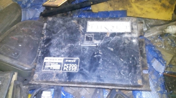 ขายกล่องไฟรถแมคโค และหน้าจอ ของตัดจากตัวรถ  สินค้าทุกอันรับประกันครับขายไม่แพง