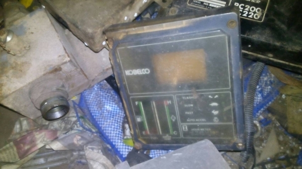 ขายกล่องไฟรถแมคโค และหน้าจอ ของตัดจากตัวรถ  สินค้าทุกอันรับประกันครับขายไม่แพง