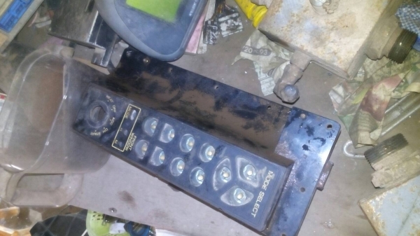 ขายกล่องไฟรถแมคโค และหน้าจอ ของตัดจากตัวรถ  สินค้าทุกอันรับประกันครับขายไม่แพง