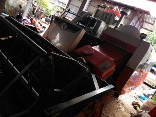 ขายรถเกี่ยวข้าวคูโบต้าdc60พร้อมเทเลอ