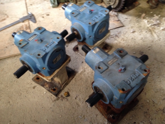 ( เหลือ 1 ตัวครับ )ขายหัวเกียร์ 3ทาง made in Japan อัตราทด 1:1 สภาพสวย หมุนนิ่ม พร้อมแท่นวาง มี 3 ตัวครับ