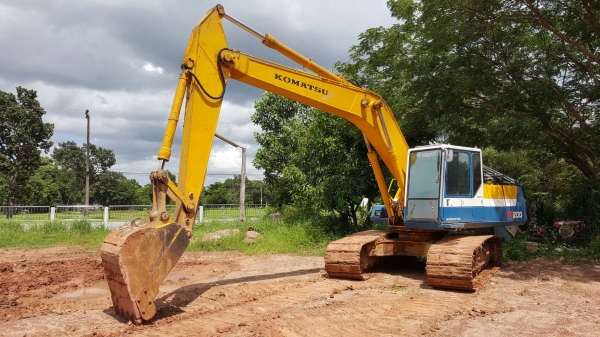 ขาย แบคโฮ KOMATSU PC200-5 เอกสารใบซื้อขาย เครื่องดีทำงานไม่โหลด เอวแน่น ช่วงล่างเต็ม ไฟฟ้าเต็ม แอร์เย็น เครื่องเสียงครบ