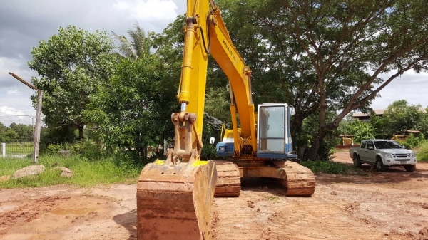 ขาย แบคโฮ KOMATSU PC200-5 เอกสารใบซื้อขาย เครื่องดีทำงานไม่โหลด เอวแน่น ช่วงล่างเต็ม ไฟฟ้าเต็ม แอร์เย็น เครื่องเสียงครบ
