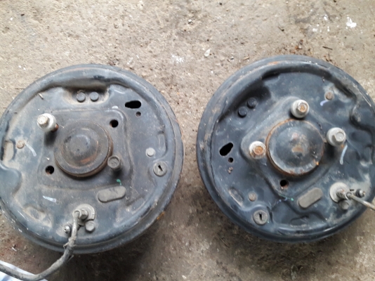 ดุมล้อ 1 คู่ พร้อมจานเบรกฝักเบรก วีออส เอาไปทำล้อตาม รถยก ก็ดีครับ