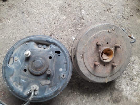 ดุมล้อ 1 คู่ พร้อมจานเบรกฝักเบรก วีออส เอาไปทำล้อตาม รถยก ก็ดีครับ