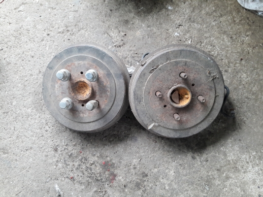 ดุมล้อ 1 คู่ พร้อมจานเบรกฝักเบรก วีออส เอาไปทำล้อตาม รถยก ก็ดีครับ