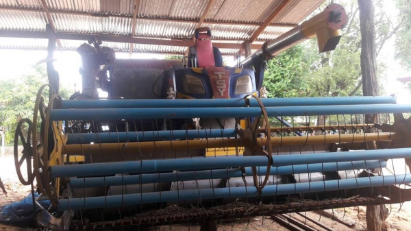 ขายรถเกี่ยวข้าวไทยเส็งปี53 เครื่องHENO JO8C 260เทอร์โบว์ ปั๊มไดกิ้น23 โซ่ใหม่ สภาพพร้อมลงงาน ช่วงล่างดี ขายรถเกี่ยวข้าวไทยเส็งปี53 เครื่องHENO JO8C 260เทอร์โบว์ ปั๊มไดกิ้น23 โซ่ใหม่ สภาพพร้อมลงงาน ช่วงล่างดี