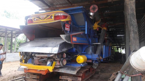 ขายรถเกี่ยวข้าวไทยเส็งปี53 เครื่องHENO JO8C 260เทอร์โบว์ ปั๊มไดกิ้น23 โซ่ใหม่ สภาพพร้อมลงงาน ช่วงล่างดี ขายรถเกี่ยวข้าวไทยเส็งปี53 เครื่องHENO JO8C 260เทอร์โบว์ ปั๊มไดกิ้น23 โซ่ใหม่ สภาพพร้อมลงงาน ช่วงล่างดี