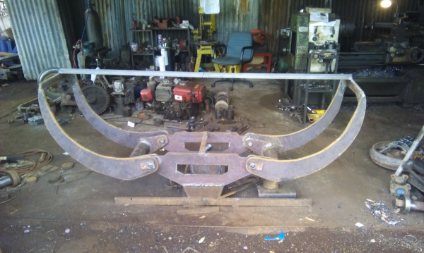 ขายคีบไม้  ยูคา กวา้ง 156 หรือ180 cm รับติดตั้งกับรถคีบอ้อย ต่อรองได้