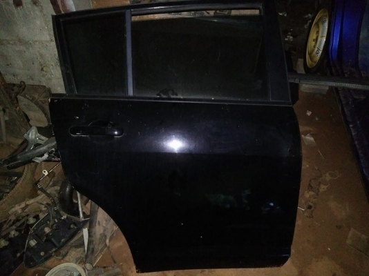 เผื่อมีใครหาครับ ประตู ทีด้า รุ่น 5 ประตู ครบทุกบาน บานล่ะ 3500 ไม่รวมจะจกมองข้าง