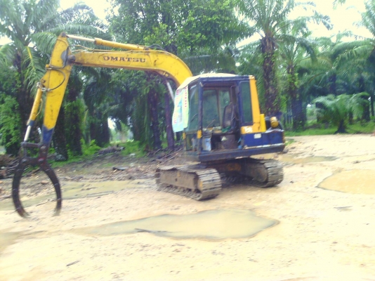 ขายรถแบคโฮ KOMATSU PC60-5 มีที่คีปไม้กับบุ้งกี๋ ราคา 380000
