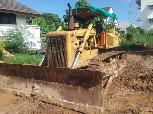 ขาย 395,000 แทรคเตอร์ CAT  D 5 B เอกสารเล่มทะเบียน เกียร์ตัด  เครื่องดี เกียร์แรง ช่วงล่างสวย รถสวยพร้อมใช้เอกสารพร้อมโอน 090-772-3710 090-772-3708