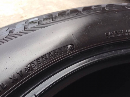 ยาง Bridgstone 265-60-18 made in japan ปี12 2เส้น ปี11 2 เส้น ครบชุด 4 เส้น 3500  สวยๆไม่บวมไม่กินข้างดอกยางเหลือเยอะเอาไปวิ่งกันใด้อีกยาวค่ะ