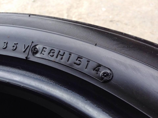 ยาง TOYO 235-50-18 made in japan ปี 14 ครบชุด 4 เส้น 5000  สภาพสวยๆไม่มีปะไม่บวมไม่กินข้างดอกยางเหลือเยอะเอาไปวิ่งกันใด้อีกยาวค่ะ