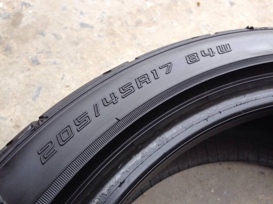 ยาง DUNLOP 205-45-17 ปี 14 ครบชุด 4 เส้น 4000  สภาพสวยๆไม่บวมไม่กินข้างดอกยางเหลือเยอะเอาไปวิ่งกันใด้อีกยาวค่ะ