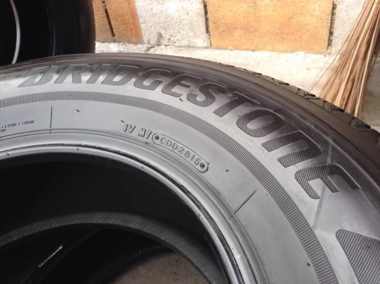 ยาง Bridgstone 245-70-16 ปี 15 ครบชุด 4 เส้น 7000  สภาพสวยๆไม่มีปะไม่บวมไม่กินข้างดอกยางเหลือเยอะเอาไปวิ่งกันใด้อีกยาวค่ะ