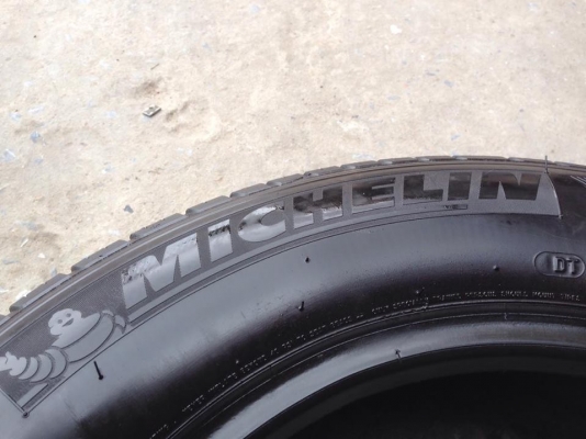 ยาง MICHELIN 215-65-16 ปี 14 3 เส้น ปี 13 1 เส้น ครบชุด 4 เส้น 4000  สภาพสวยๆไม่บวมไม่กินข้างดอกยางเหลือเยอะเอาไปวิ่งกันใด้อีกยาวค่ะ