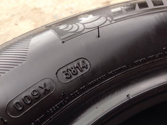 ยาง MICHELIN 215-65-16 ปี 14 3 เส้น ปี 13 1 เส้น ครบชุด 4 เส้น 4000  สภาพสวยๆไม่บวมไม่กินข้างดอกยางเหลือเยอะเอาไปวิ่งกันใด้อีกยาวค่ะ