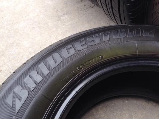 ยาง Bridgstone 215-70-15 ปี 15 ครบชุด 4 เส้น 6000  สภาพสวยๆไม่มีปะไม่บวมไม่กินข้างดอกยางเหลือเยอะเอาไปวิ่งกันใด้อีกยาวค่ะ