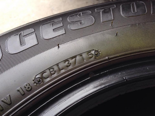 ยาง Bridgstone 215-70-15 ปี 15 ครบชุด 4 เส้น 6000  สภาพสวยๆไม่มีปะไม่บวมไม่กินข้างดอกยางเหลือเยอะเอาไปวิ่งกันใด้อีกยาวค่ะ