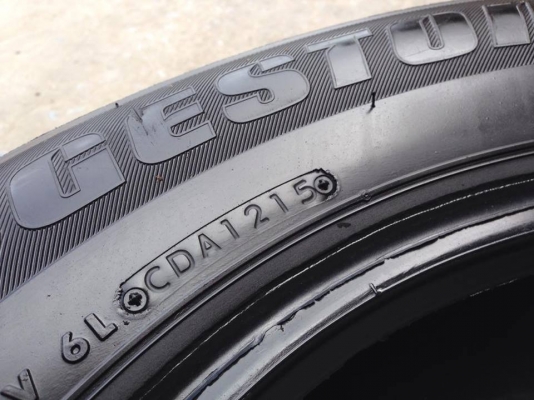 ยาง Bridgstone 205-70-15 ปี 15 ครบชุด 4 เส้น 6000  สภาพสวยๆไม่บวมไม่กินข้างดอกยางเหลือเยอะเอาไปวิ่งกันใด้อีกยาวค่ะ