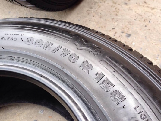 ยาง MICHELIN 205-70-15 ปี 15 ครบชุด 4 เส้น 5000  สภาพสวยๆไม่มีปะไม่บวมไม่กินข้าง ดอกยางเหลือเยอะเอาไปวิ่งกันใด้อีกยาว