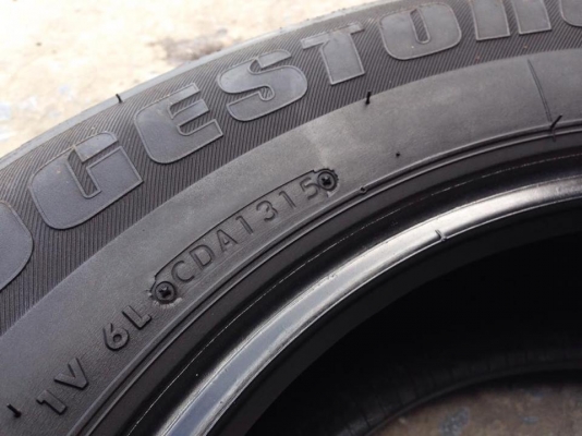 ยาง Bridgstone 205-70-15 ปี 15 ครบชุด 4 เส้น 5000  สภาพสวยๆไม่มีปะไม่บวมไม่กินข้างดอกยางเหลือเยอะเอาไปวิ่งกันใด้อีกยาวค่ะ