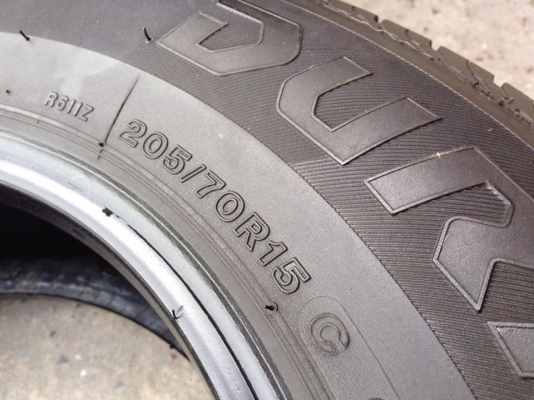 ยาง Bridgstone 205-70-15 ปี 15 ครบชุด 4 เส้น 5000  สภาพสวยๆไม่มีปะไม่บวมไม่กินข้างดอกยางเหลือเยอะเอาไปวิ่งกันใด้อีกยาวค่ะ